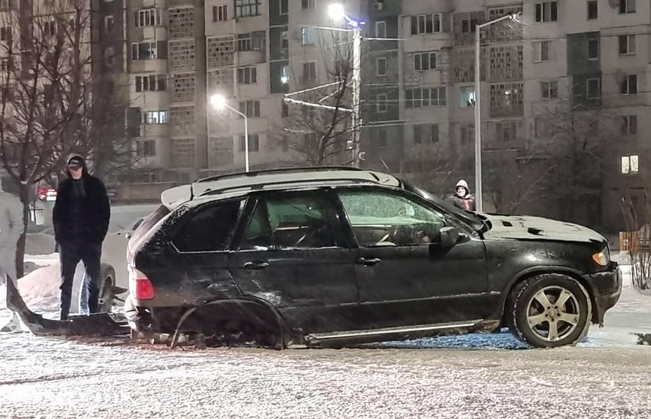 На Чеканах BMW X5 остался без заднего колеса в результате дрифта