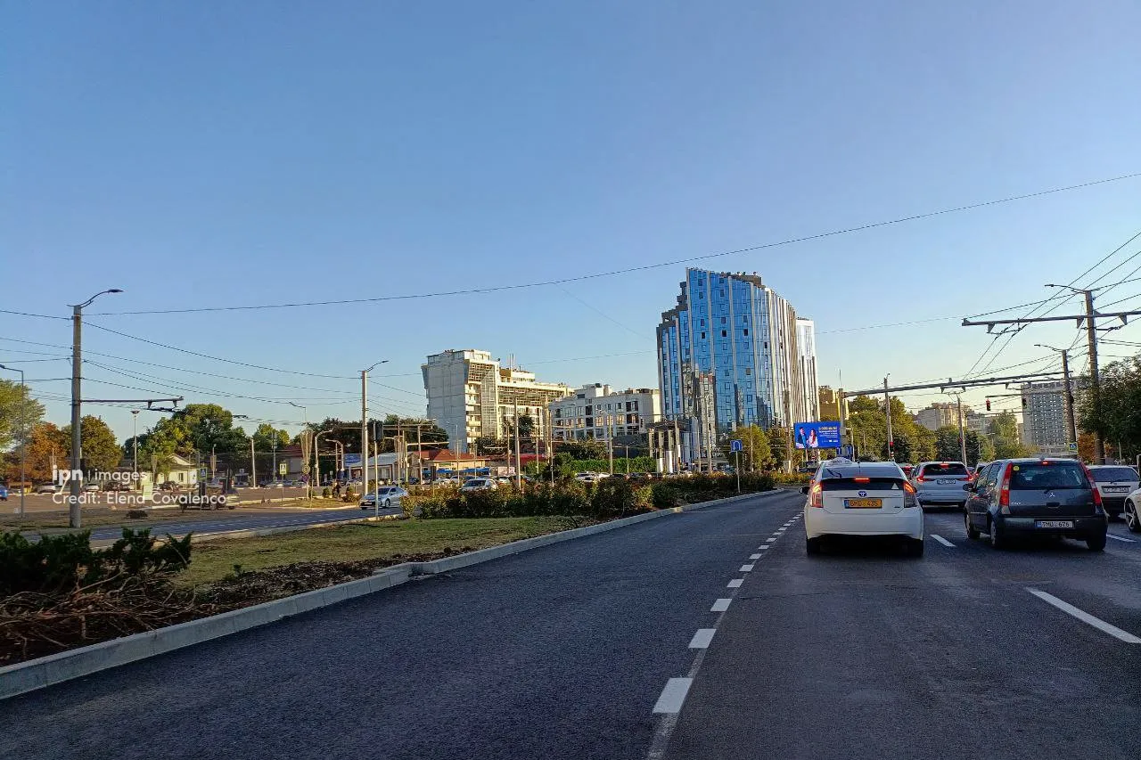 O bandă pentru întoarcere, creată pe viaductul dintre Botanica și Centru