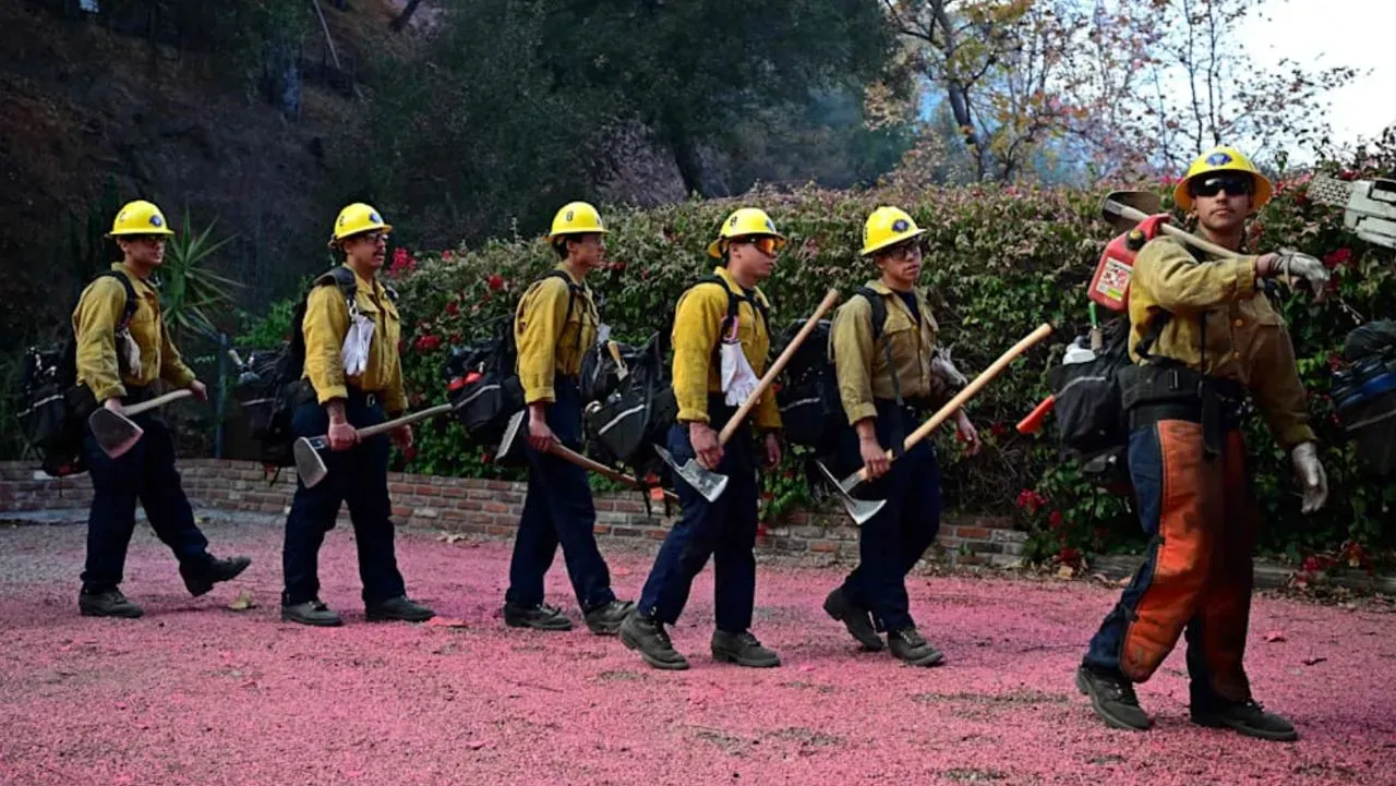 Avioanele de stingere a incendiilor pulverizează cu o pudră roz deasupra orașului Los Angeles
