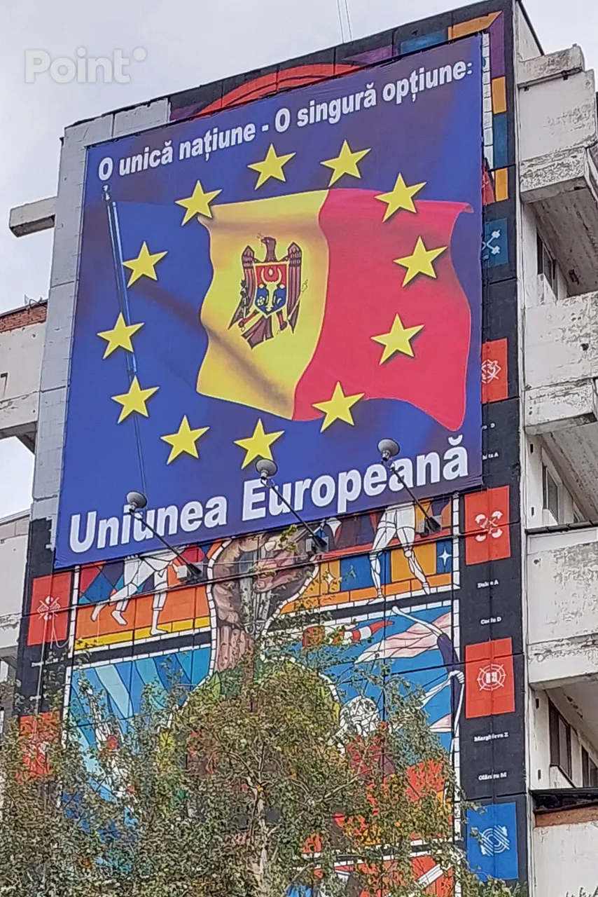 Мурал "Олимпийская мечта" покрыли баннером о еврореферендуме