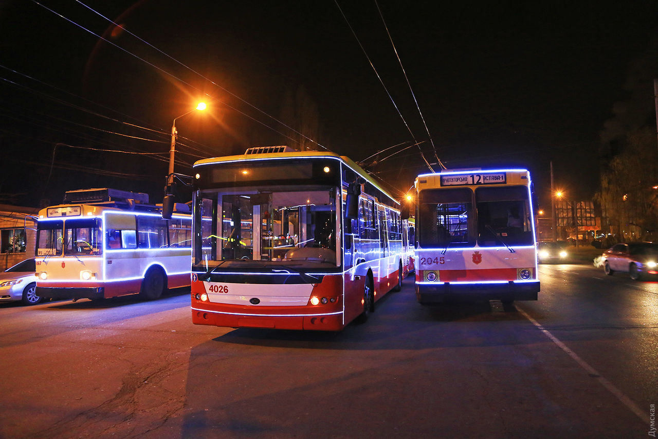 В Одессе прошел парад новогодних троллейбусов