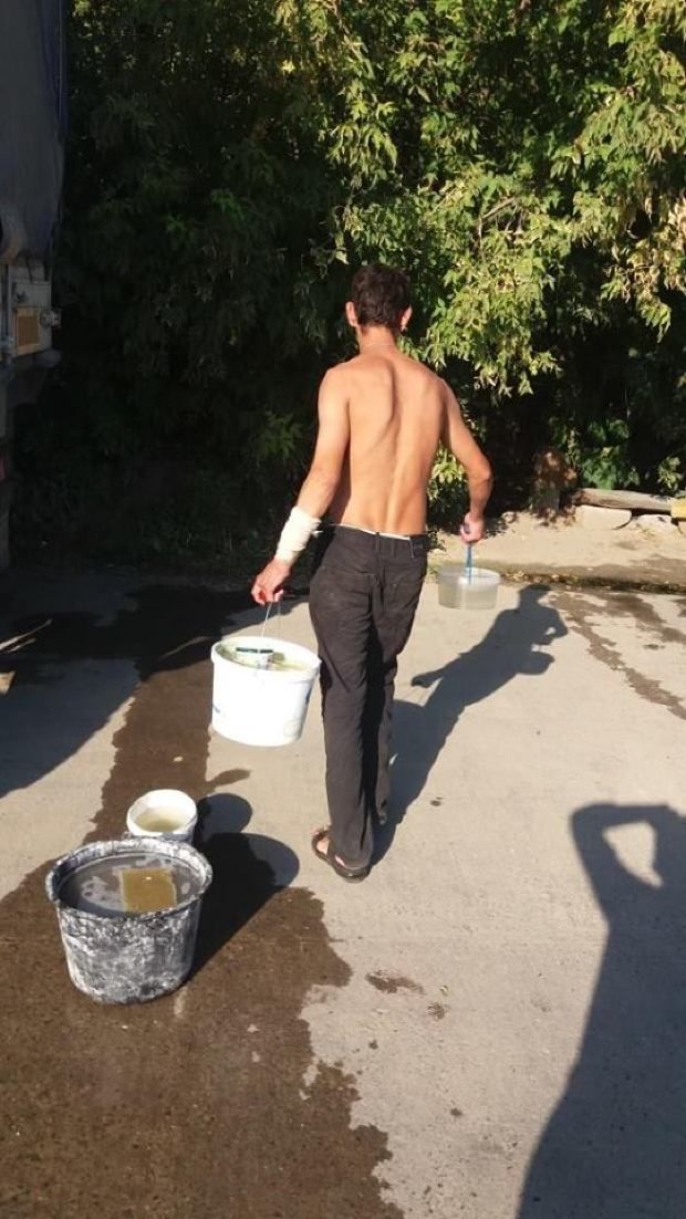 Locuitorii capitalei continuă să-și spele mașinile pe malul râul Bâc