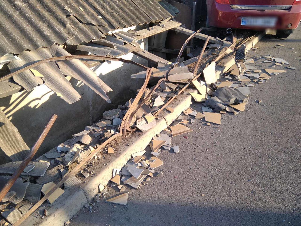 В Сороках водитель врезался в забор дома во время разговора по телефону