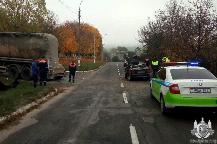 В Рыбнице легковой автомобиль врезался в цементовоз и перевернулся