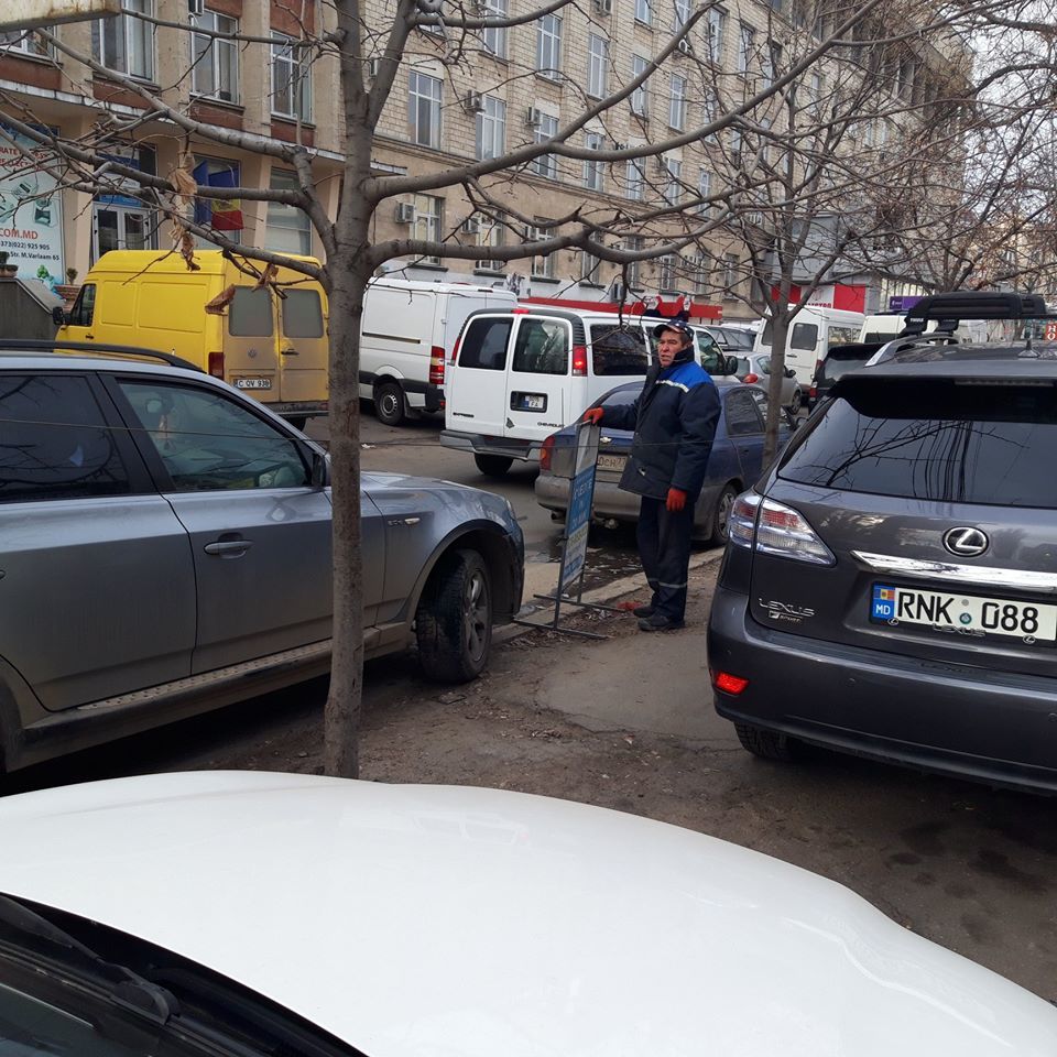 В центре столицы продолжают демонтировать незаконные рекламные билборды и панно