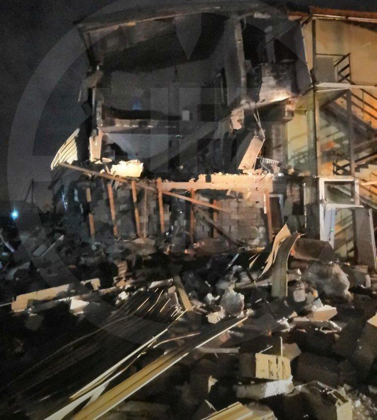 В Красноярске после взрыва обрушился жилой дом