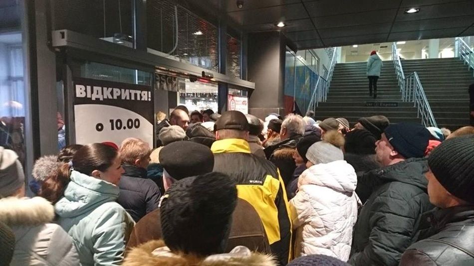 Одесситы устроили давку из-за бесплатных продуктов