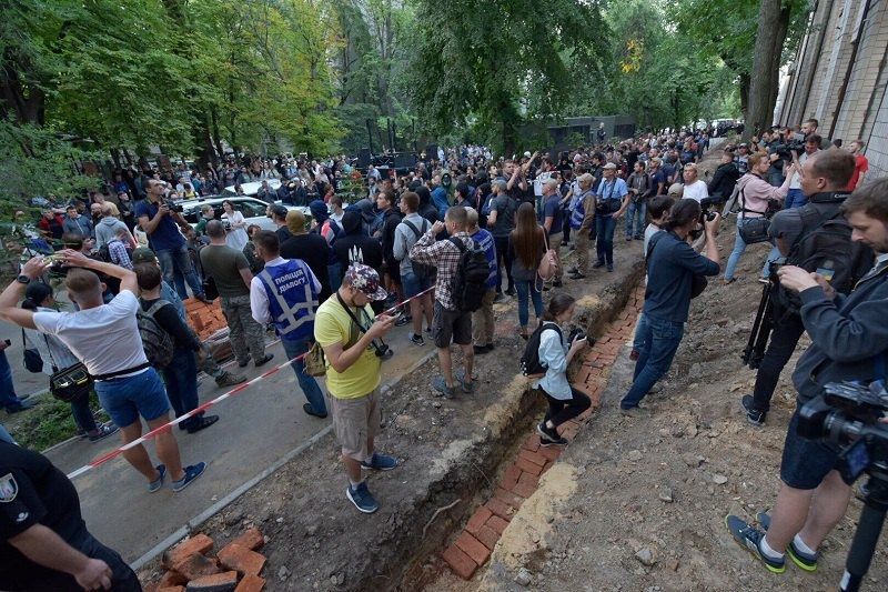 Здание NewsOne закидали шашками и файерами