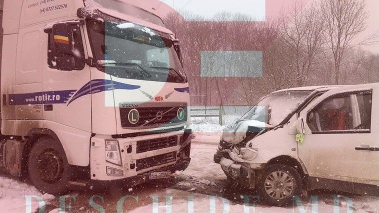 Из-за непогоды в ДТП пострадали два человека