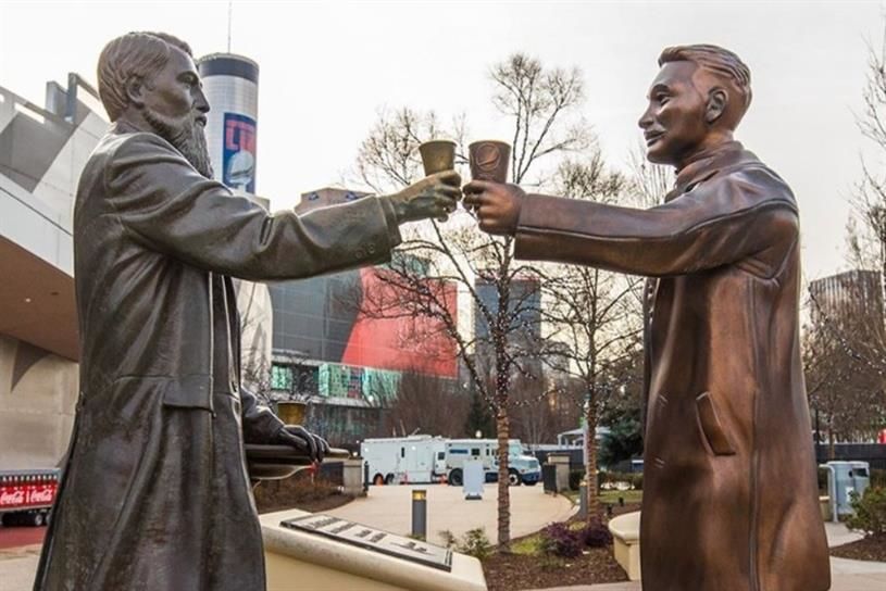 Pepsi поставила статую своего основателя напротив создателя Coca-Cola