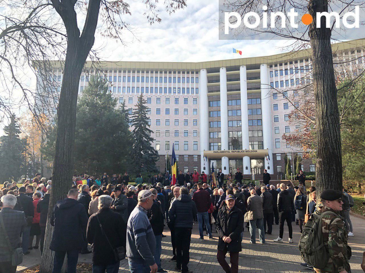 Перед парламентом собрались протестующие: Мы поддерживаем правительство Санду
