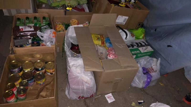 Люди приносят пострадавшим на Рышкановке еду и одежду