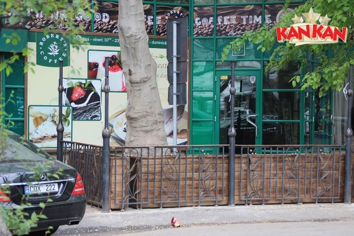 В центре Кишинева на тротуаре обустраивают очередную террасу