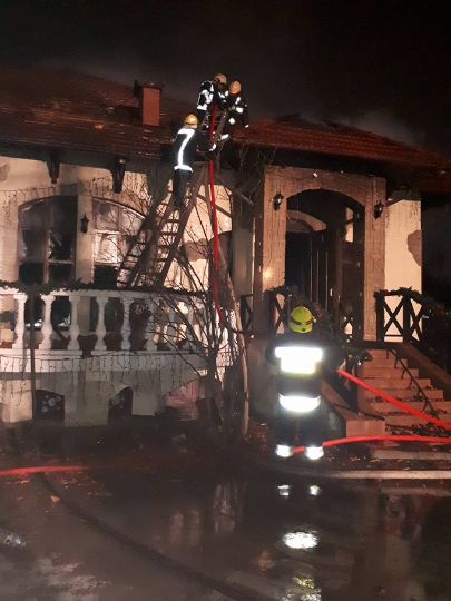 Restaurant în flăcări: 4 autospeciale au intervenit. Sunt victime
