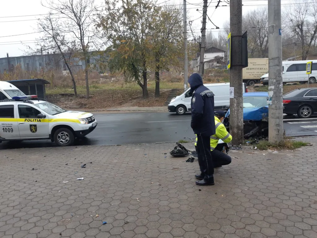 ДТП в Кишинёве: Volkswagen врезался в столб