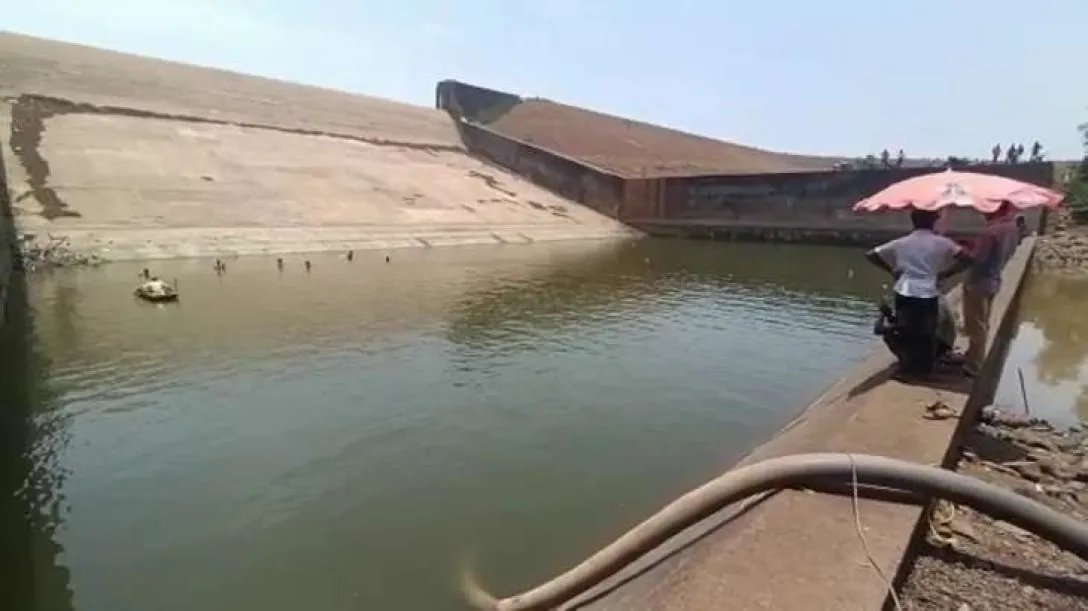 В Индии чиновник распорядился осушить водохранилище из-за упавшего телефона