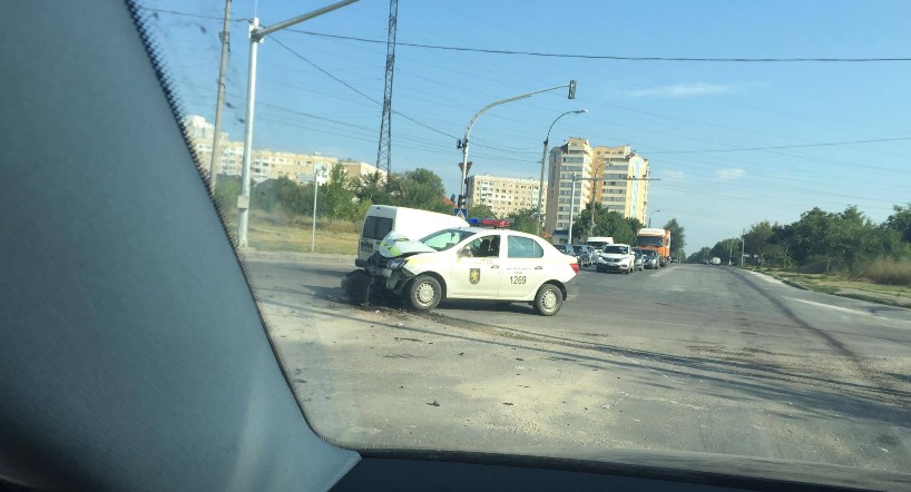 O maşină a poliţiei de patrulare, împlicată într-un accident rutier la ieşirea din oraş