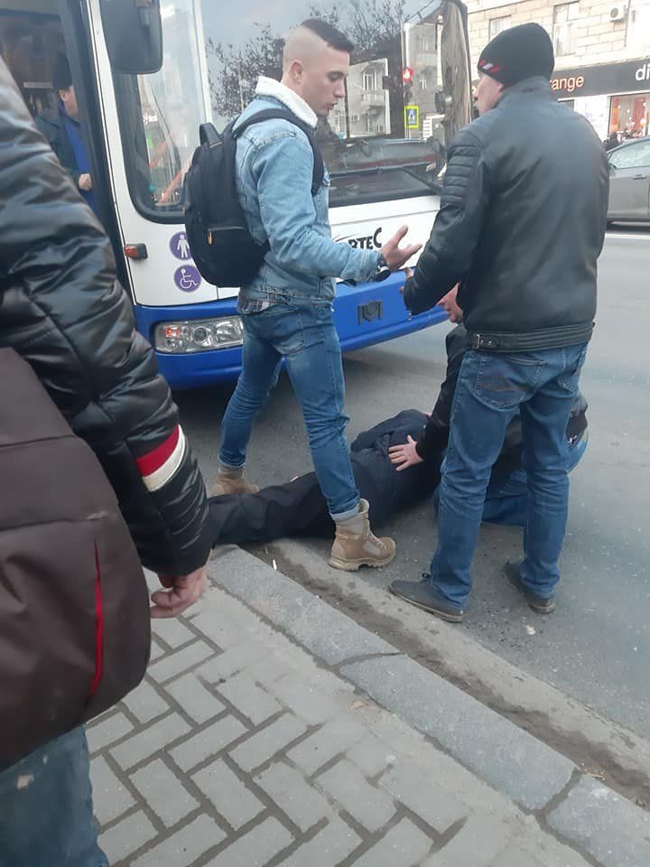 Пьяный мужчина едва не угодил под троллейбус в центре Кишинева