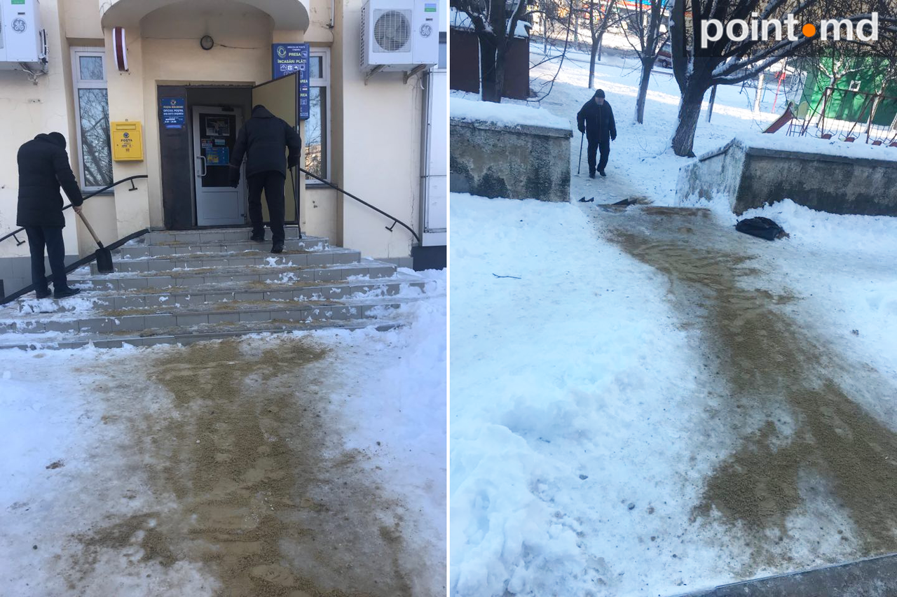 Ступеньки перед почтовым отделением на Чеканах почистили и посыпали песком