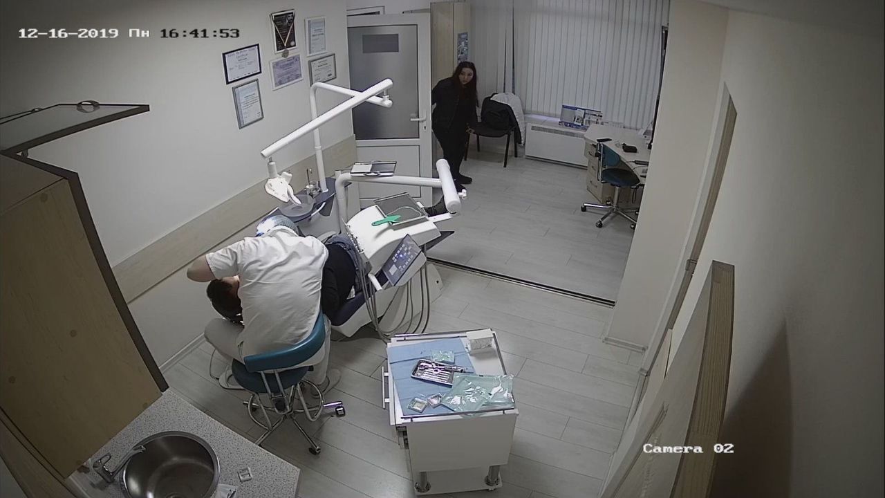 В столице девушка совершила кражу в присутствии стоматолога и пациента