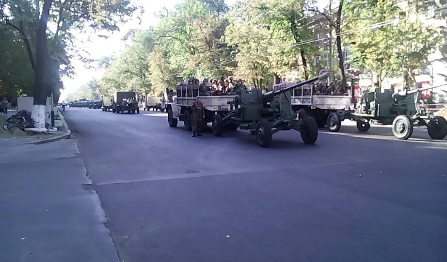 Tehnica militară se plimbă prin oraș. Traficul este din nou dat este cap