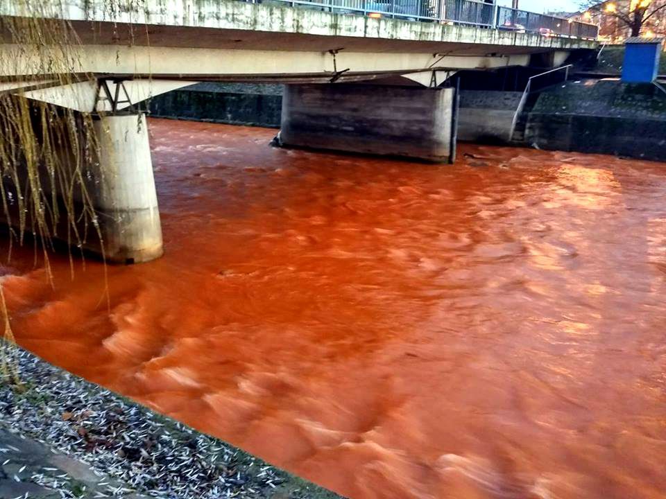 Un râu din România s-a colorat în roșu. Specialiștii susțin că nu e vorba de poluare
