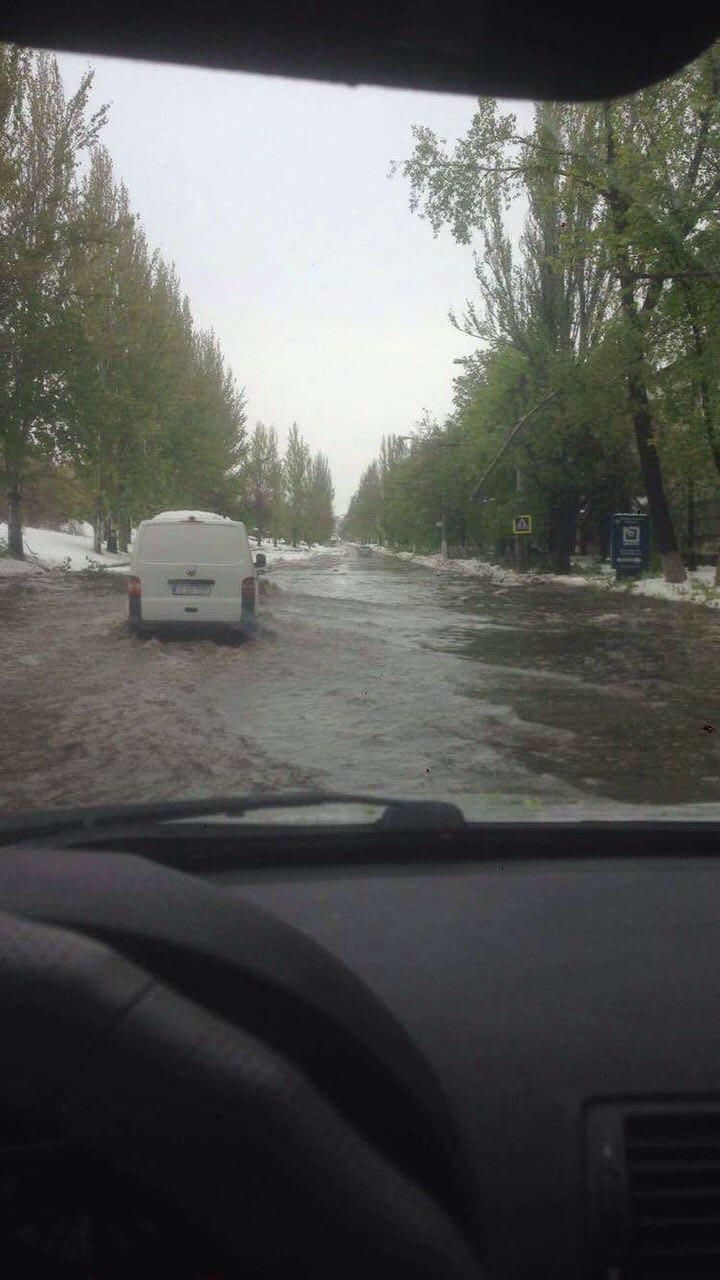 Viața după topirea zăpezii: Mașinile ”înoată” în Capitală