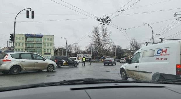 Полицейский попросил водителя подмести просыпавшийся на дорогу гравий