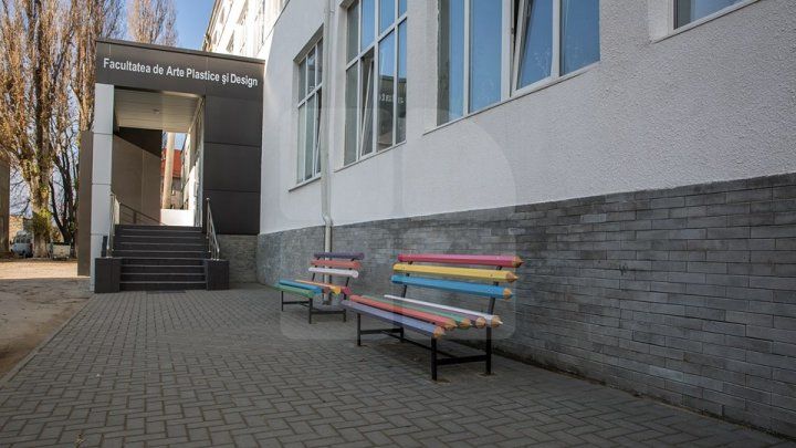 Cele mai frumoase bănci au apărut la o facultate din Capitală