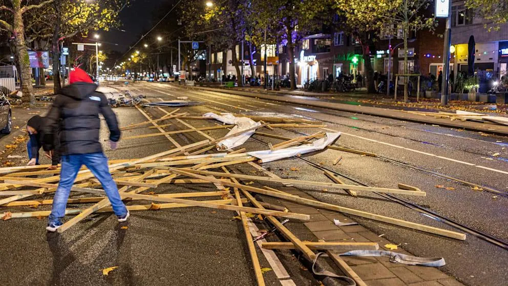 Incendieri și sloganuri antisemite: Revoltele izbucnesc din nou în Amsterdam