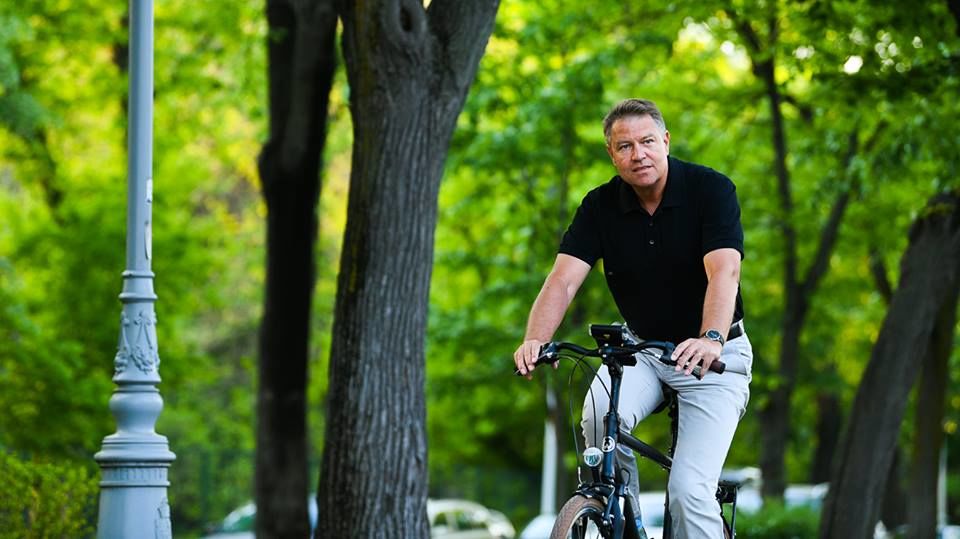 Президент Йоханнис проехал на велосипеде по Бухаресту: Движение транспорта круглый год адское
