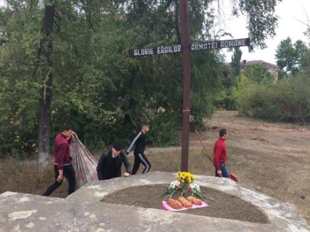 Tone de gunoi, strânse de voluntari la Complexul Memorial „Cimitirul Eroilor Români” din Chișinău