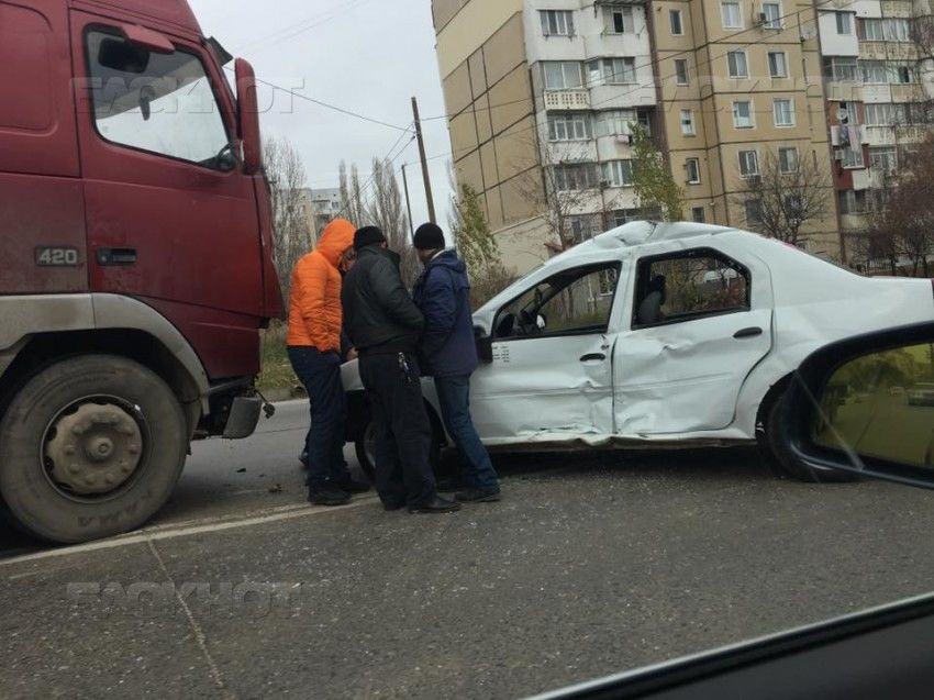 На Ботанике столкнулись КАМАЗ и автомобиль такси