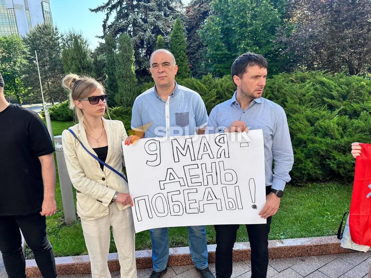 У здания парламента протестуют против переименования Дня Победы