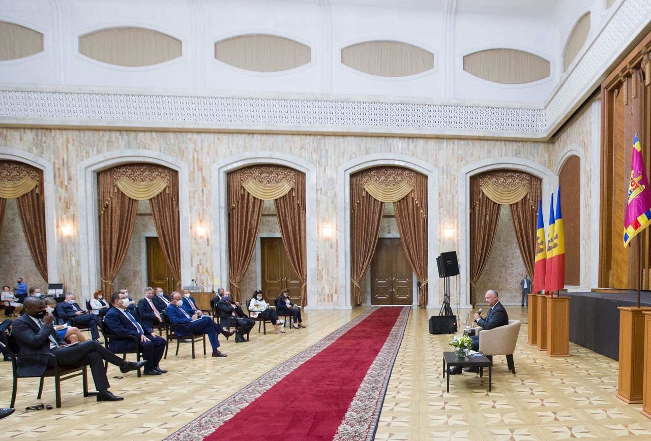 Президент заверил дипломатов в корректности предстоящей избирательной кампании