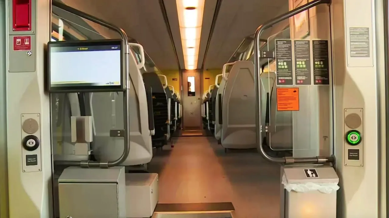 Lucrătorii Tesla vor fi transportați cu un gigantic tren electric