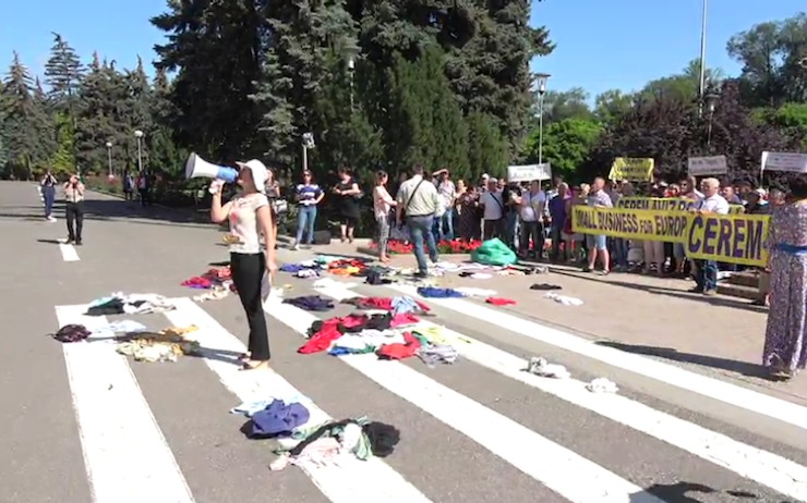 Предприниматели провели акцию протеста перед правительством