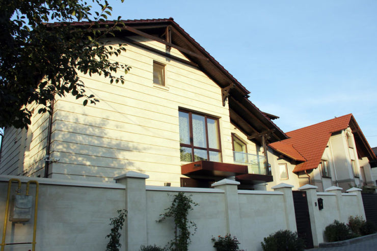 Casa de lux în care locuiesc doi bugetari ai Primăriei Chişinău