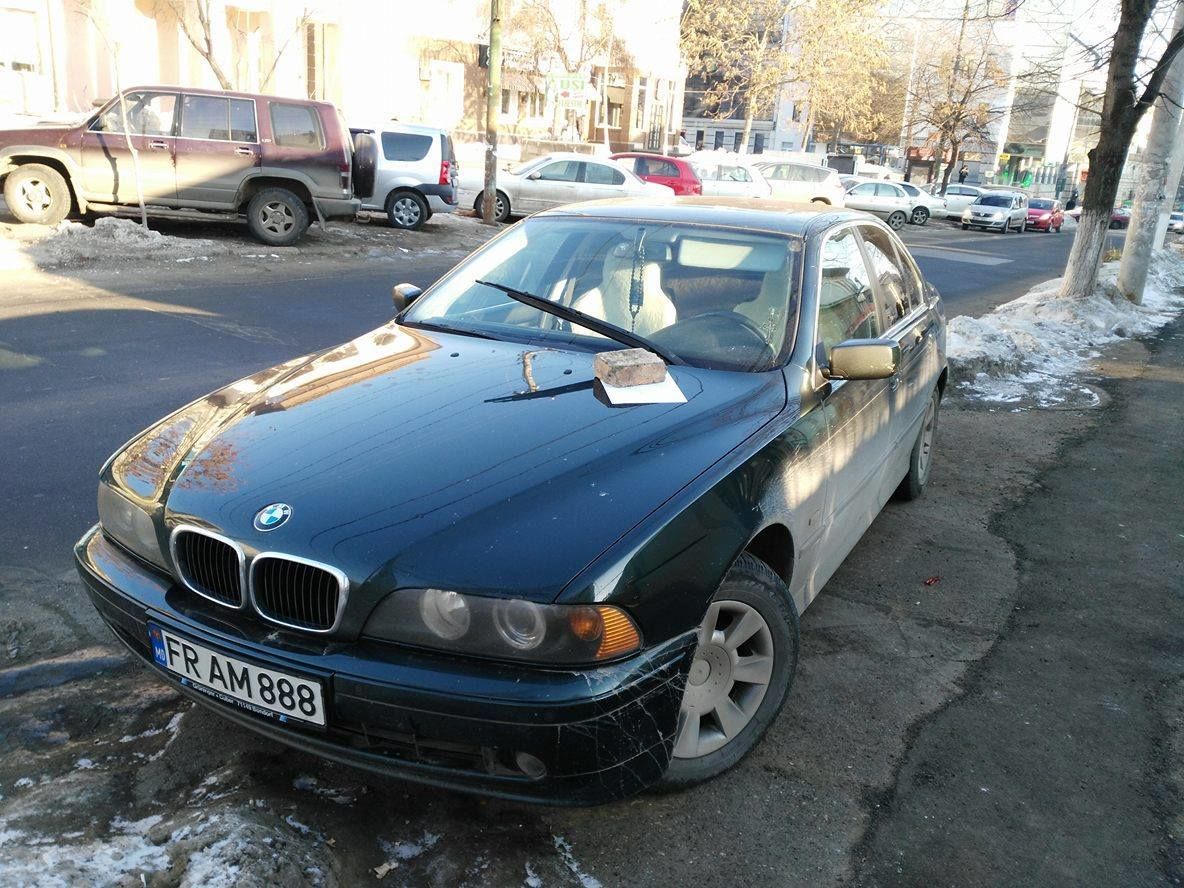 Un şofer din Chişinău a găsit pe capotă un mesaj prins cu o cărămidă