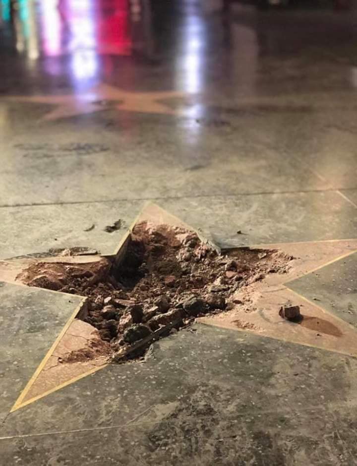 Неизвестные уничтожили звезду Трампа на голливудской "Аллее славы"