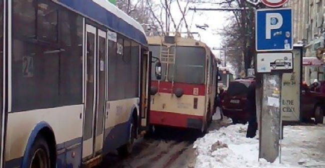 В центре Кишинева произошло ДТП с участием машины и троллейбуса