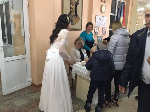 La vot în haine de mire și mireasă