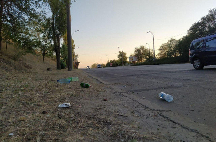 На улицах после протеста фермеров осталось много мусора