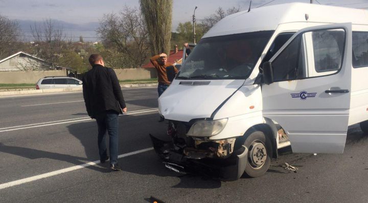 Accident grav lângă Peresecina, cu implicarea unui microbuz de rută: Două persoane, rănite
