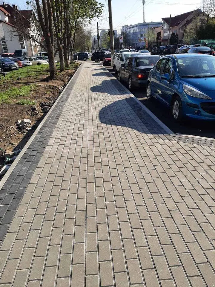 На Ботанике завершается ремонт тротуара на улице Буребиста