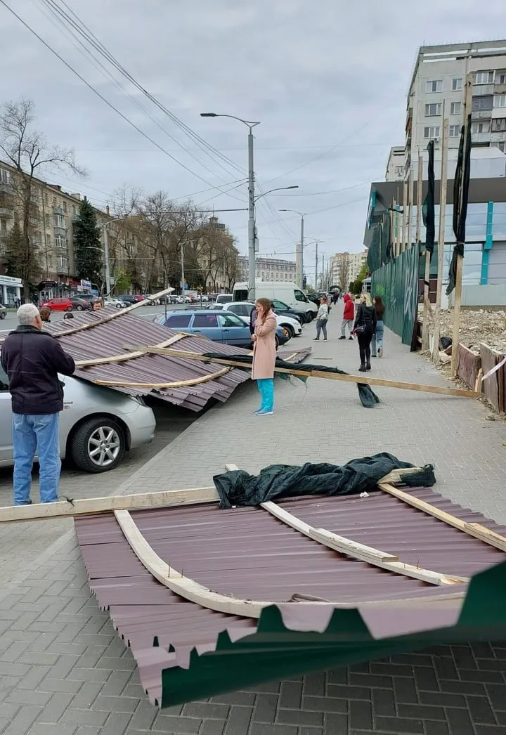 В Кишиневе часть забора снесло ветром на припаркованные машины