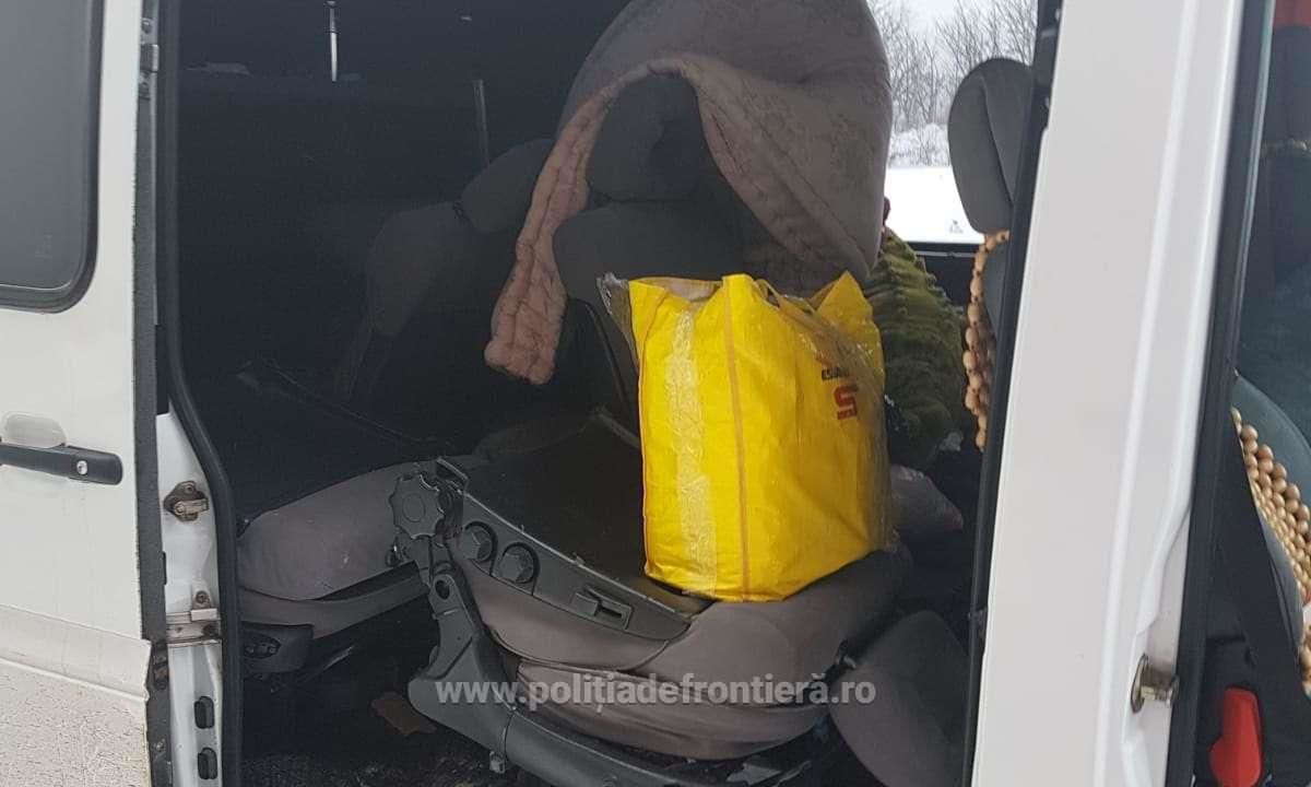 В тайниках своего Mercedes молдаванин спрятал от таможенников 7000 сигарет