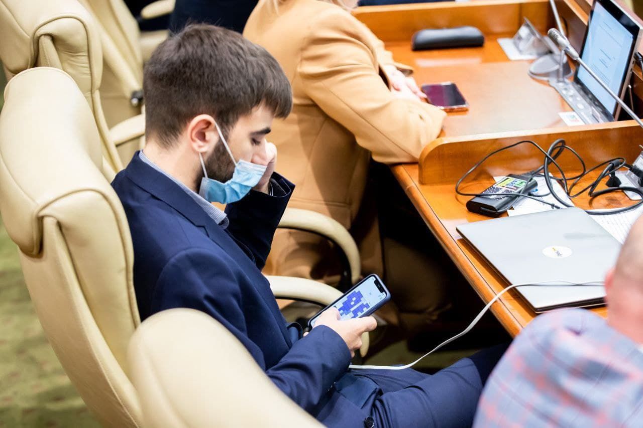 Во время обсуждения введения режима ЧП депутат PAS играл в тетрис на телефоне