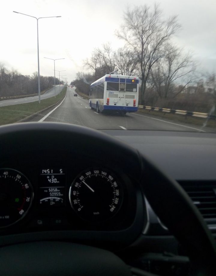 Un troleibuz, surprins cu viteză, în drum spre aeroport