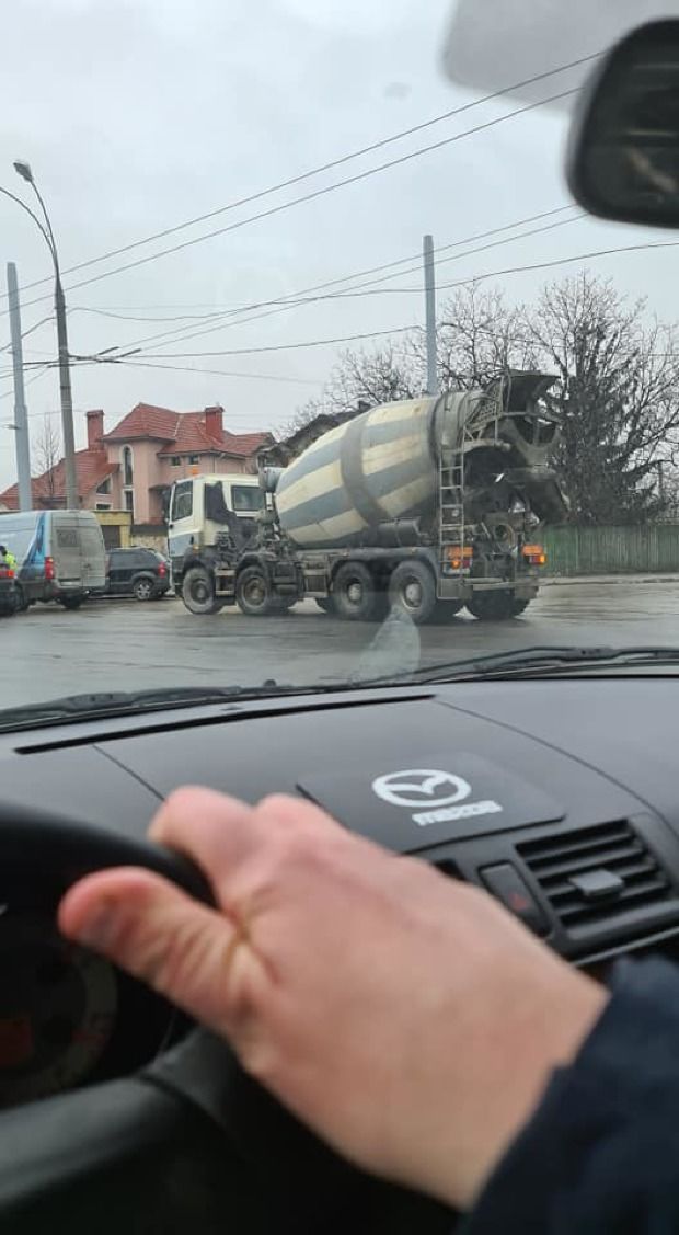 Полицейский попросил водителя подмести просыпавшийся на дорогу гравий